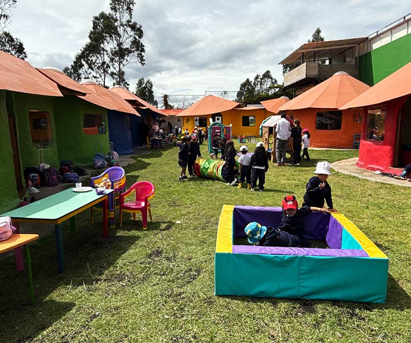 Niños del Centro de Desarrollo Infantil jugando en La EcoAldea renovada