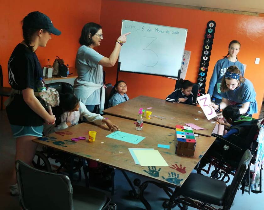 Voluntarios en una actividad educativa con niños durante una misión