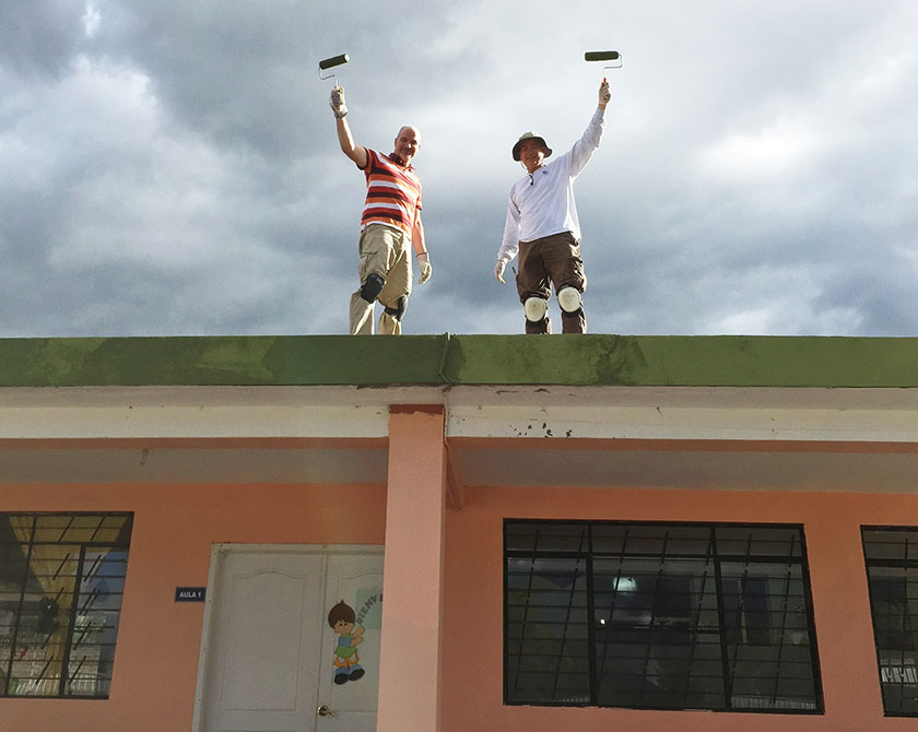 Voluntarios de una misión construyendo junto a la comunidad en Ecuador