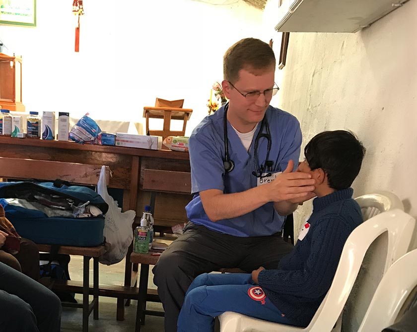 Jornada médica de una delegación misionera atendiendo a la comunidad