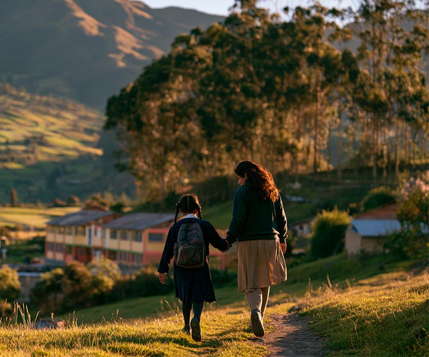 nina-maestra-camino-escuela-andes-ecuador.jpg.jpg